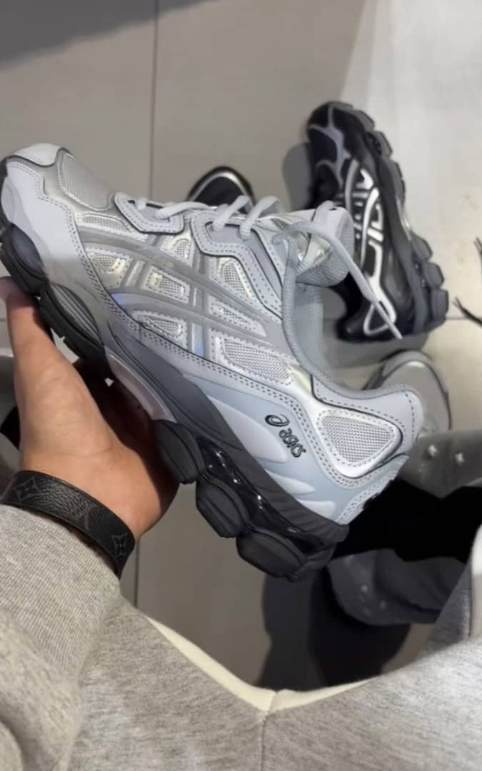 Asics gris